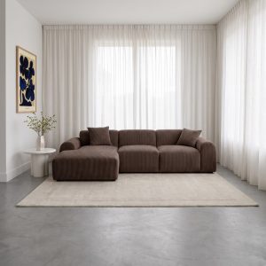 Hoekbank Cloudy in bruine ribstof in een modern Japandi interieur