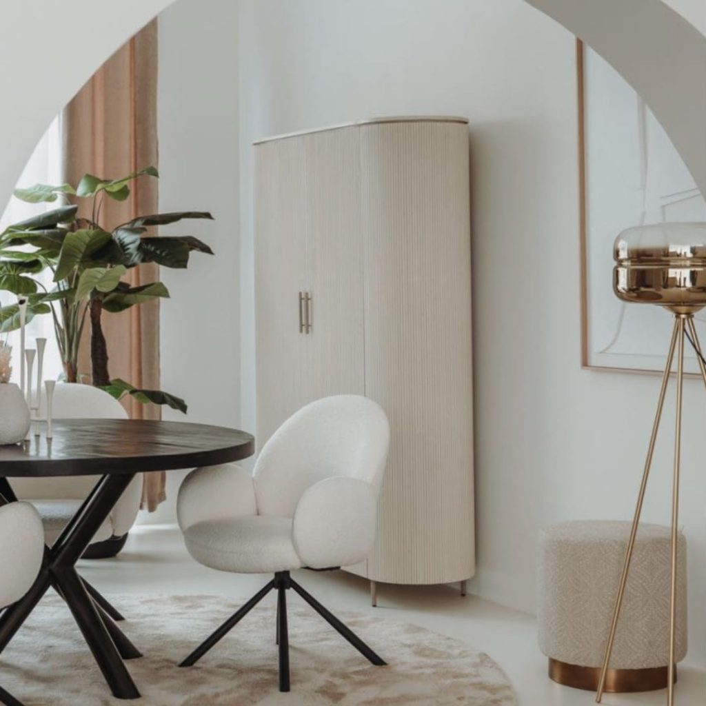 Ontdek stijlvolle hoge kast Corbetta nu op HUUS.nl voor een hotel chique interieur