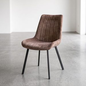 Eetkamerstoel Dali in een bruine velours stof nu in een combideal met industriele eettafel iris bij HUUS