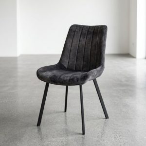Eetkamerstoel Dali in een antraciet velours stof nu in een combideal met industriele eettafel iris bij HUUS