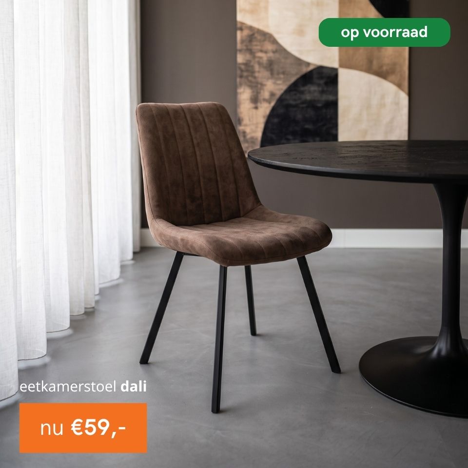 Een bruine velours stof eetkamerstoel uit voorraad leverbaar en voor een lage prijs
