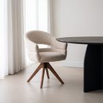 Eetkamerstoel Sofia van HUUS in naturel boucle met een espresso houten poot.
