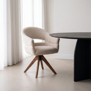 Eetkamerstoel Sofia van HUUS in naturel boucle met een espresso houten poot.