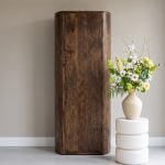 Hoge Kast Saya in espresso mangohout 160cm hoog in een rustig interieur
