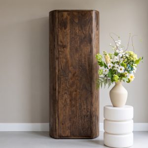 Hoge Kast Saya in espresso mangohout 160cm hoog in een rustig interieur