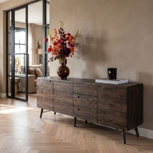 Dressoir Aura van Tower Living in acaciahout met een tijdloze uitstraling in een sfeervol interieur.