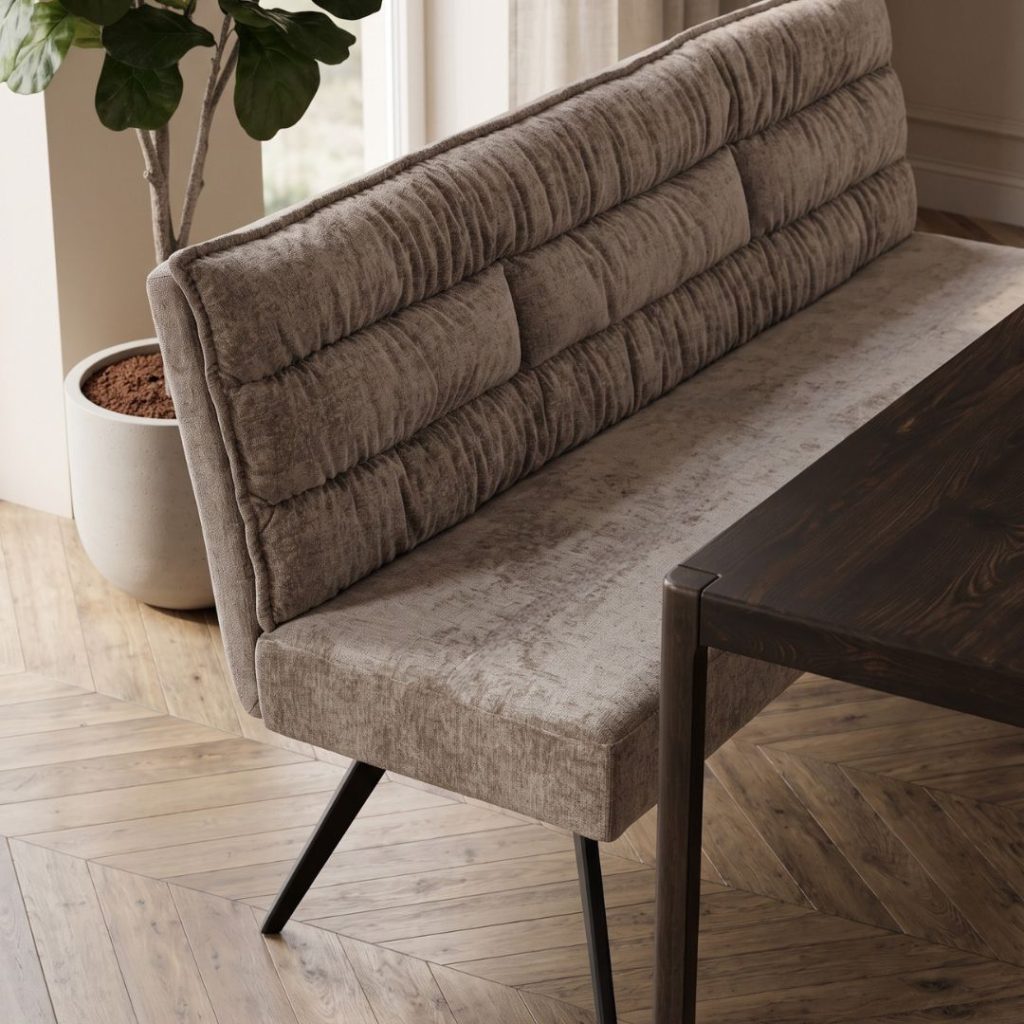 Beige eetkamerbank Rosora van Tower Living, 180 cm breed, met zwarte metalen poten in een modern interieur.