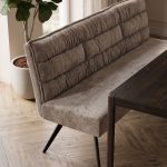 Beige eetkamerbank Rosora van Tower Living, 180 cm breed, met zwarte metalen poten in een modern interieur.