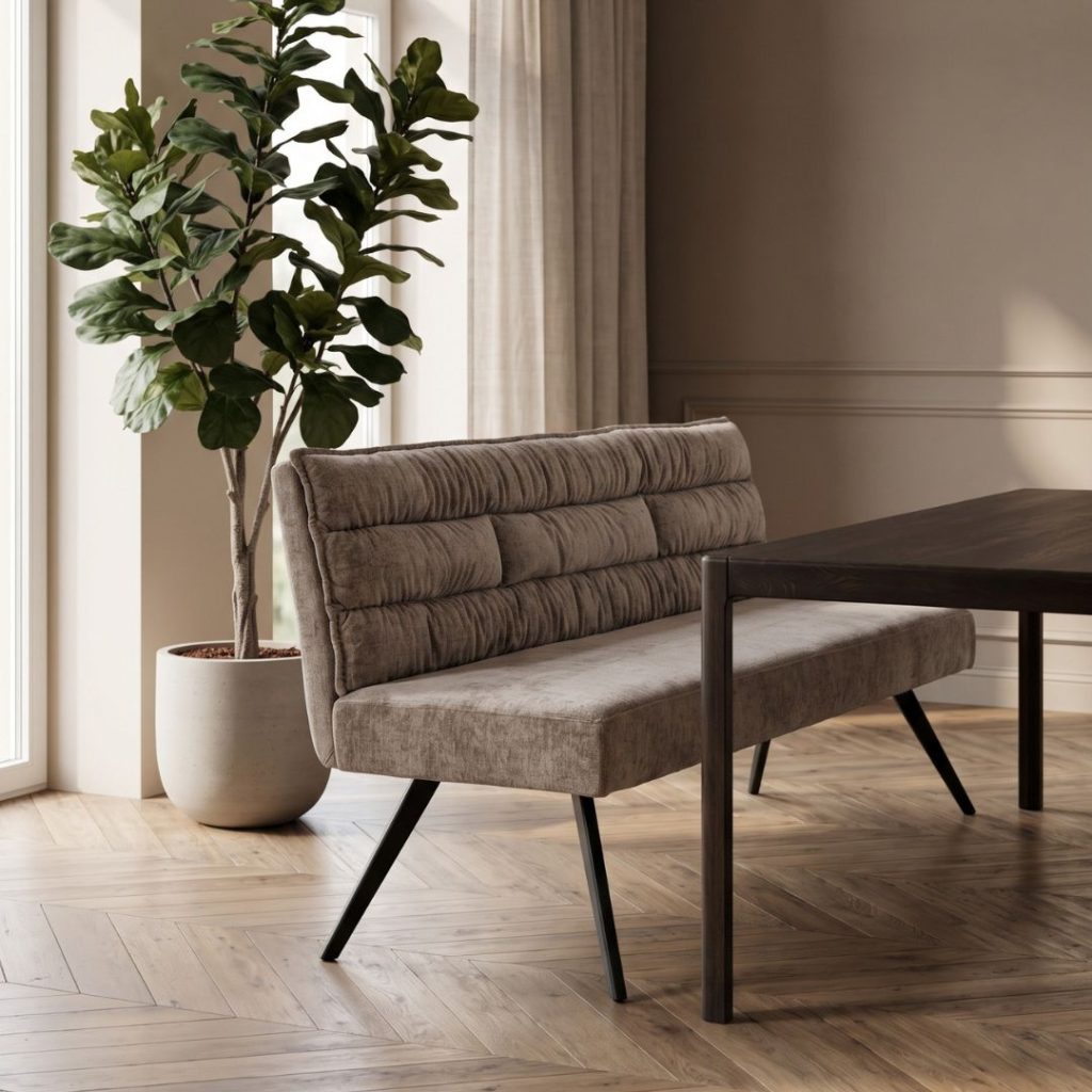 Eetkamerbank Rosora van Tower Living in beige, 180 cm breed, gestyled in een sfeervolle eetkamer.