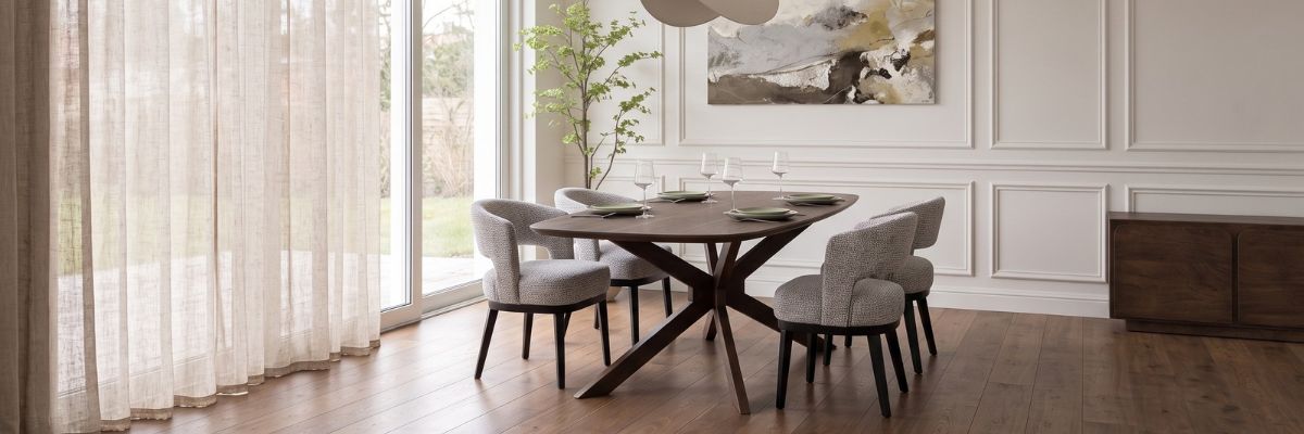 Eettafel met houten poot en houten tafelblad in een moderne eetkamer met warme, natuurlijke uitstraling.