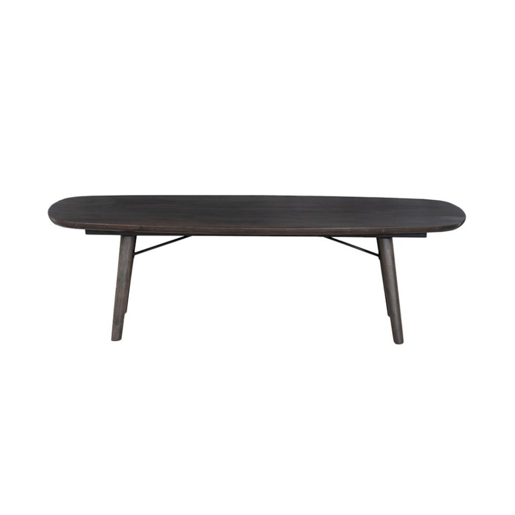 Schuin aanzicht van salontafel Aura in espresso, gemaakt van acaciahout met een Deens ovaal tafelblad.