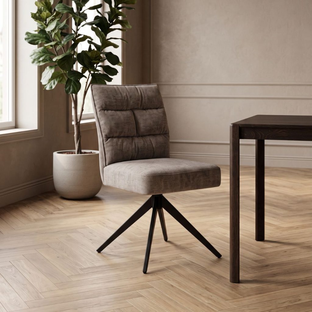 Eetkamerstoel Rosora van Tower Living in beige met zwarte metalen poten, gestyled aan een eettafel in een modern interieur.