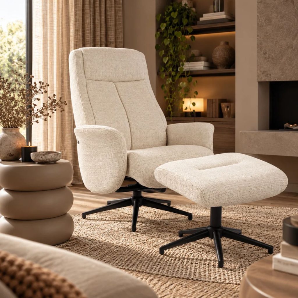 Sfeerfoto van draaifauteuil Tumba van LABEL51 met bijpassende hocker, zachte bekleding en metalen draaivoet in een stijlvol en modern interieur.