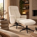 Sfeerfoto van draaifauteuil Tumba van LABEL51 met bijpassende hocker, zachte bekleding en metalen draaivoet in een stijlvol en modern interieur.