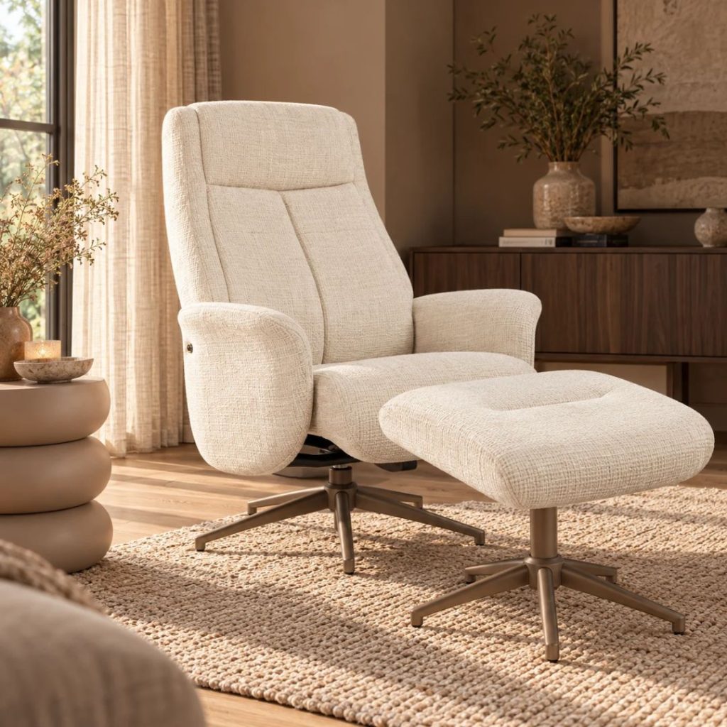 Sfeerfoto van draaifauteuil Tumba van LABEL51 met bijpassende hocker, zachte bekleding en metalen draaivoet in een stijlvol en modern interieur.