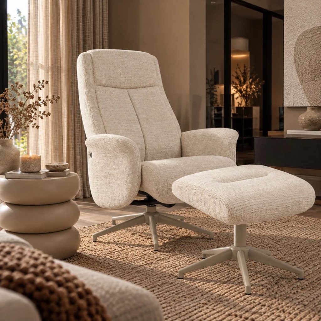 Sfeerfoto van draaifauteuil Tumba van LABEL51 met bijpassende hocker, zachte bekleding en metalen draaivoet in een stijlvol en modern interieur.