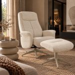 Sfeerfoto van draaifauteuil Tumba van LABEL51 met bijpassende hocker, zachte bekleding en metalen draaivoet in een stijlvol en modern interieur.