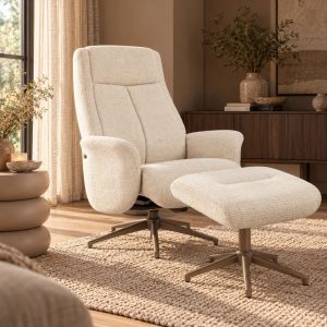 Sfeerfoto van draaifauteuil Tumba van LABEL51 met bijpassende hocker, zachte bekleding en metalen draaivoet in een stijlvol en modern interieur.
