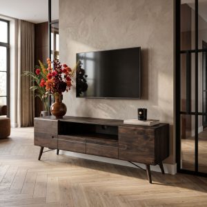 TV-meubel Aura van acaciahout in een sfeervol hotel chique interieur met warme kleuren en stijlvolle accessoires.